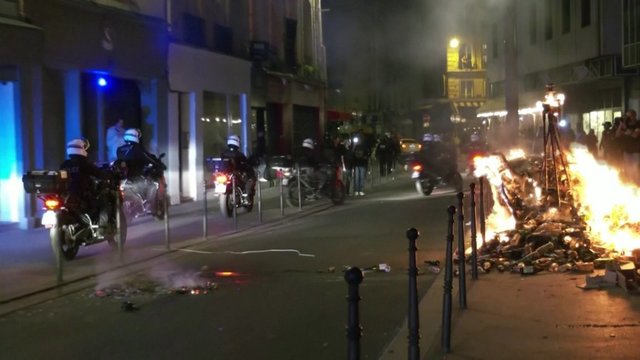 Chaosas Prancūzijoje tęsiasi: liepsnoja automobiliai ir pastatai, pastangos suvaldyti situaciją – bergždžios