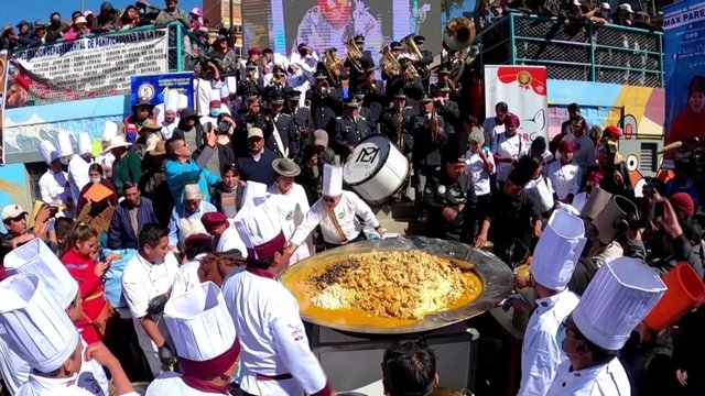 Bolivijos virėjai nusprendė siekti rekordo – išvirti didžiausią sriubos puodą pasaulyje