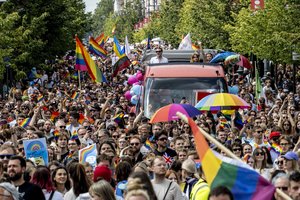 Vilnius nusidažė vaivorykštės spalvomis: LGBTQ+ eisena baigėsi, nuotaikos nesutrikdė incidentai