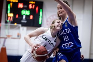 Lietuvos aštuoniolikmetės po krušos klaidų apmaudžia nesėkme pradėjo Europos čempionatą