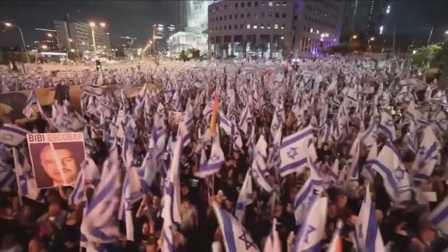 Izraelyje – nauji masiniai protestai dėl teismų reformos: į gatves išėjo dešimtys tūkstančių žmonių