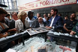 Prancūziją šokiravo riaušininkų išpuolis prieš mero namus