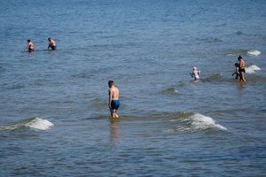 Vasaros maudynės: pagavo srovė, užklupo mėšlungis – plaukimo treneris patarė, kaip elgtis