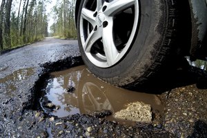 Situacija šalies keliuose negerėja: dėl duobėtų kelių per pusmetį fiksuota 1,5 tūkst. žalų