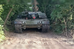 Ukrainiečiai į kovą siunčia patobulintus vokiškus tankus