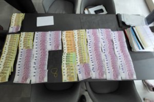Į Kauno kriminalistų akiratį pateko automobilius pardavinėjanti įmonė: kratų metu rasta daugiau nei 133 tūkst. eurų grynųjų pinigų