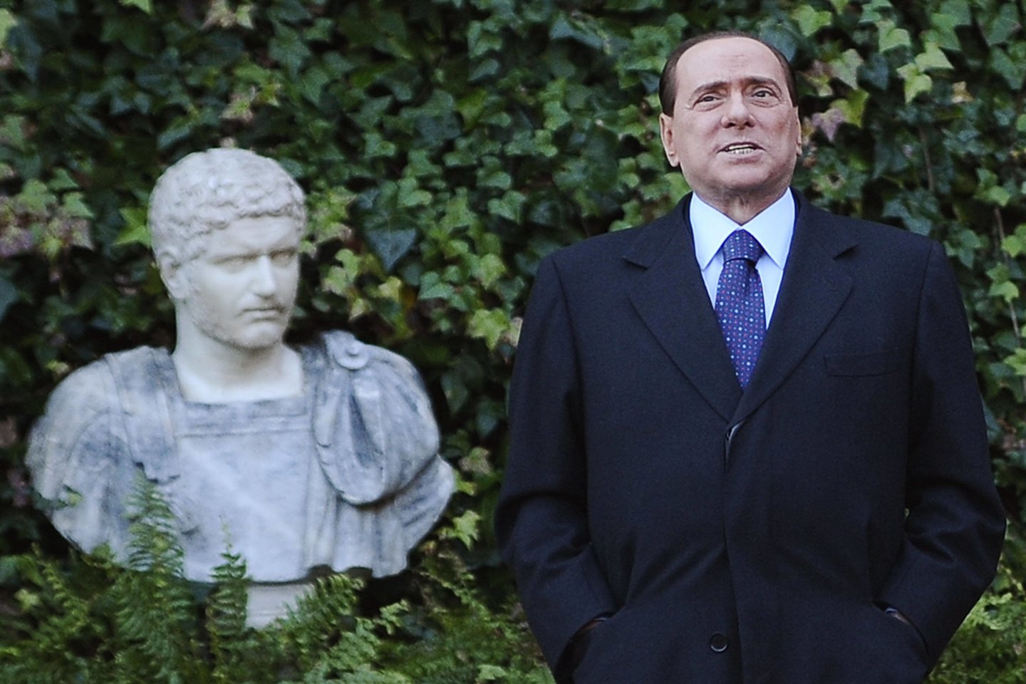  S. Berlusconi savo viloje.<br>Ipa-agency/SIPA/Scanpix nuotr.