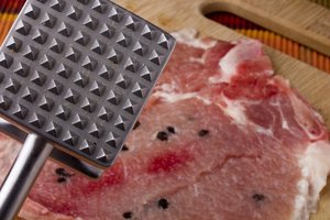 Ar žinote, kaip teisingai naudoti mėsos muštuką? Mėsininkas paaiškino, kam skirta kita jo pusė