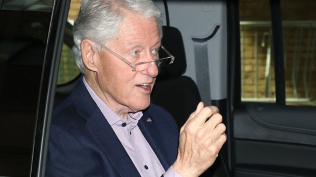 Skirtingai pasaulyje vertinamas B. Clintonas lankosi Tirane: vietiniai pasitiko jį tarsi karalių