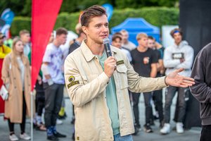 Gatvės gimnastikos komanda „Project Mayhem“ parodo, kaip tinkamai treniruotis lauke