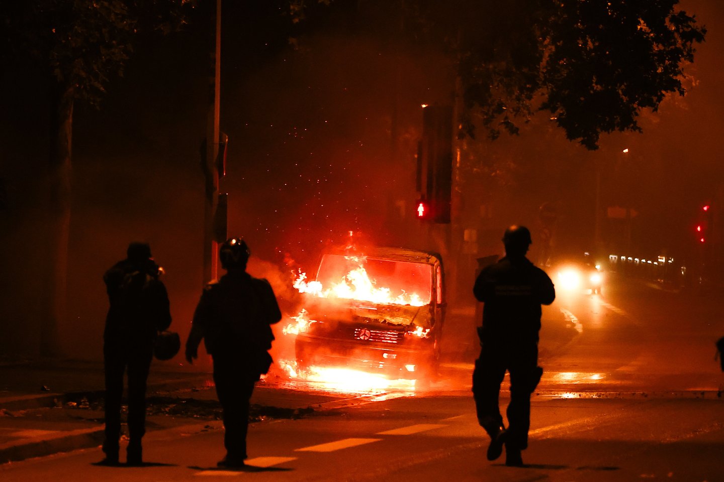 Prancūziją toliau drebina neramumai: sudeginta šimtai automobilių ir pastatų, suimta daugybė protestuotojų.<br>EPA-ELTA nuotr.