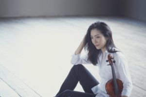 Pasaulinio garso klasikinio smuiko repertuaro virtuozė Akiko Suwanai pasirodys Vilniuje