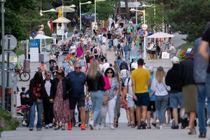 Lietuviai prasiilgino savaitgalį: Palangos gatvės – sausakimšos, visame pajūryje fiksuojama seniai matyta situacija