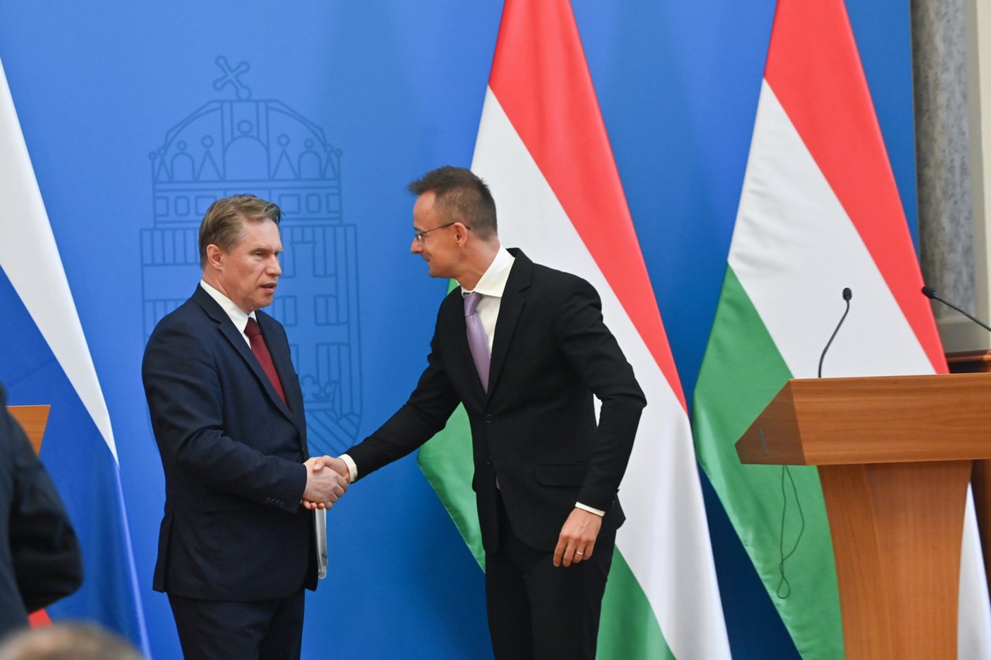 Vengrijos užsienio reikalų ministras priėmė Budapešte viešintį Rusijos sveikatos ministrą.