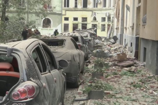 Per Rusijos raketos smūgį į gyvenamąjį namą Lvive žuvo mažiausiai 3 žmonės, 8 buvo sužeisti