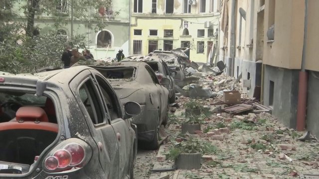 Per Rusijos raketos smūgį į gyvenamąjį namą Lvive žuvo mažiausiai 3 žmonės, 8 buvo sužeisti