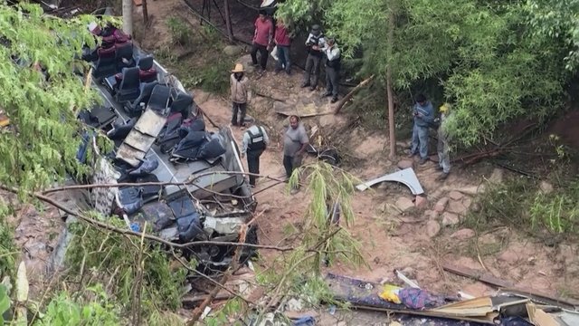 Vaizdai iš įvykio vietos: per autobuso avariją Meksikoje žuvo 29 žmonės