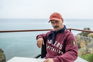 Nudistų pliaže apsilankęs A. Bružas nusimetė visus drabužius: „Nesu pratęs būti tokiuose paplūdimiuose“