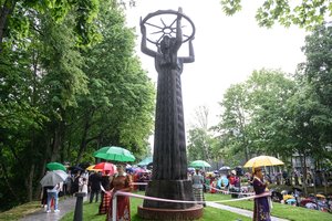 Druskininkuose atidengta aukštai virš miesto iškilusi skulptūra „Lietuva – Legenda“ 