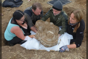 Metalo detektoriumi rado neįprastą lobį, kuriam 2000 metų