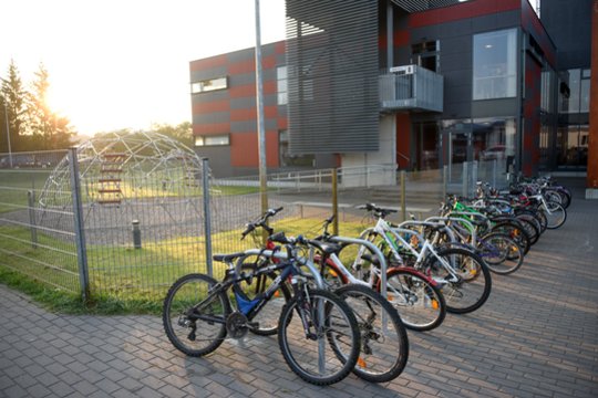 Vaikų vasaros palydovai – dviračiai ir paspirtukai: ko reikia saugiam pasivažinėjimui?
