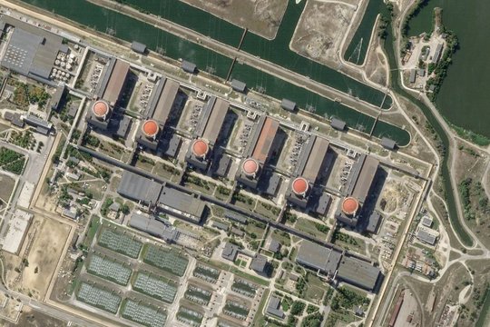 Ant Zaporožės elektrinės reaktorių stogų pastebėti mįslingi objektai