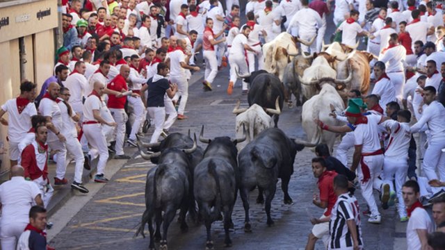 Ispanijoje pirmąją bėgimo su buliais festivalio dieną neišvengta sužalojimų: nukentėjo 4 dalyviai