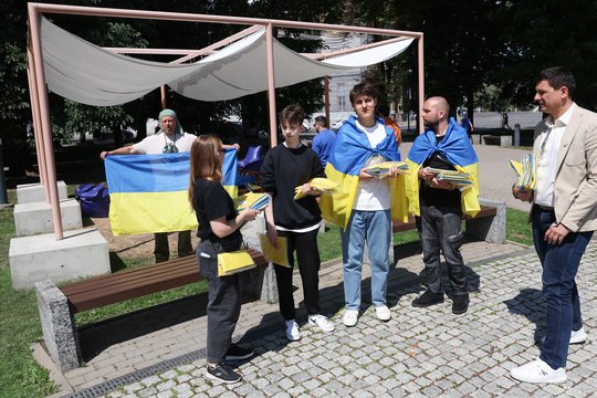  Vilniuje išdalinta 1000 Ukrainos vėliavų.<br> R.Danisevičiaus nuotr.