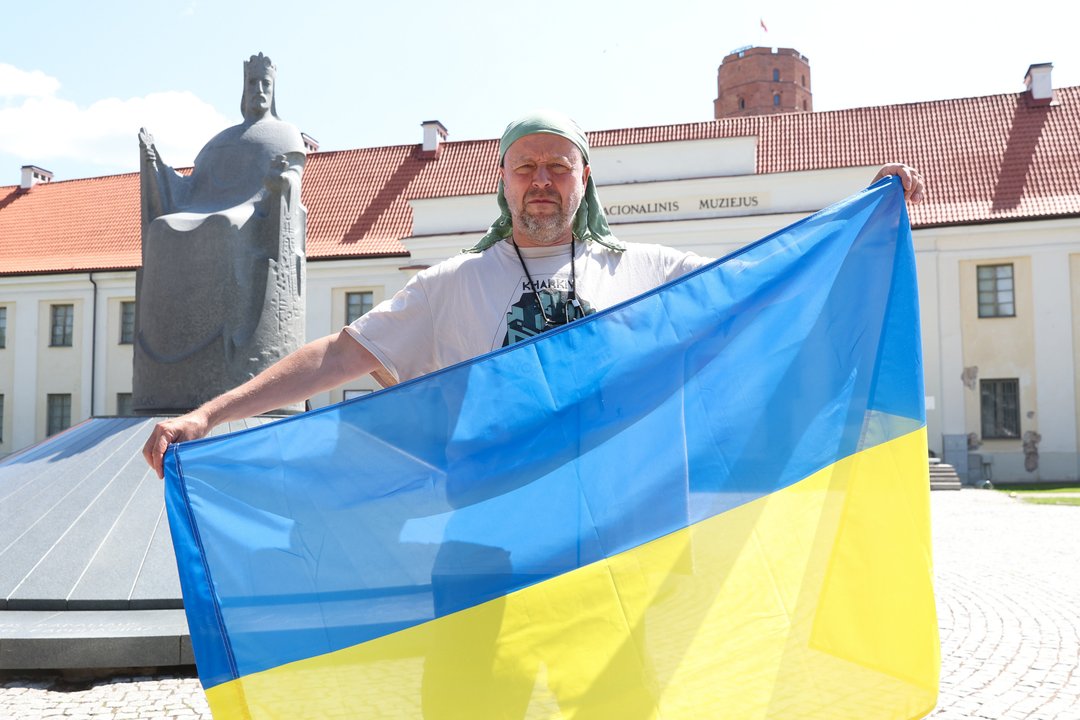  Vilniuje išdalinta 1000 Ukrainos vėliavų.<br> R.Danisevičiaus nuotr.
