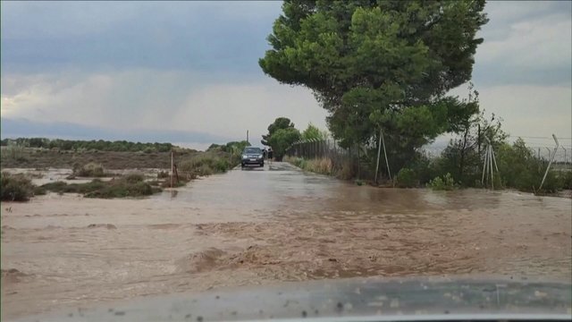 Ispanijos miesto gatvės virto upėmis: skęsta automobiliai, sutriko elektros tiekimas