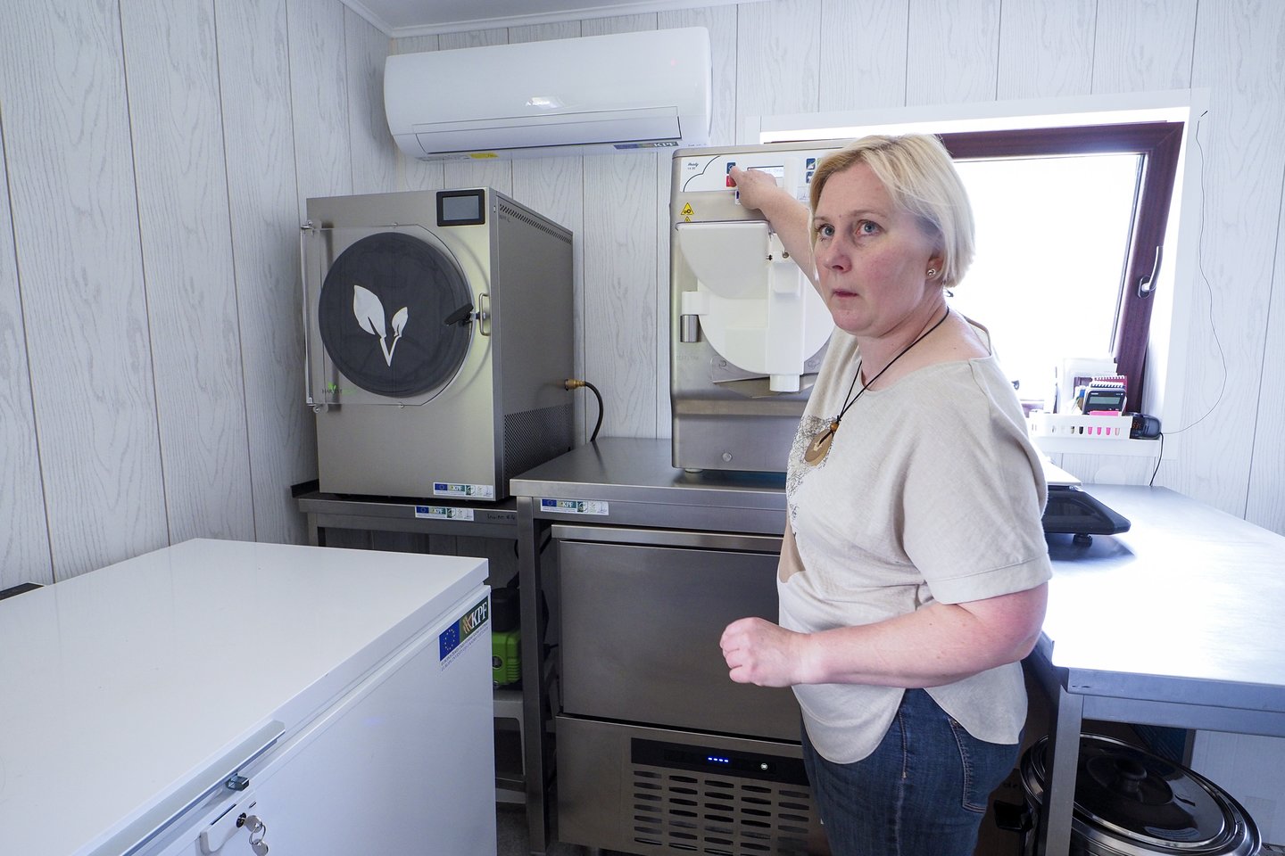 Loreta pagal bakalauro diplomą – buhalterė, pagal magistro – anglų kalbotyros specialistė, tačiau dabar ji visa galva pasinėrusi į ledų gaminimą.<br>V.Ščiavinsko nuotr.