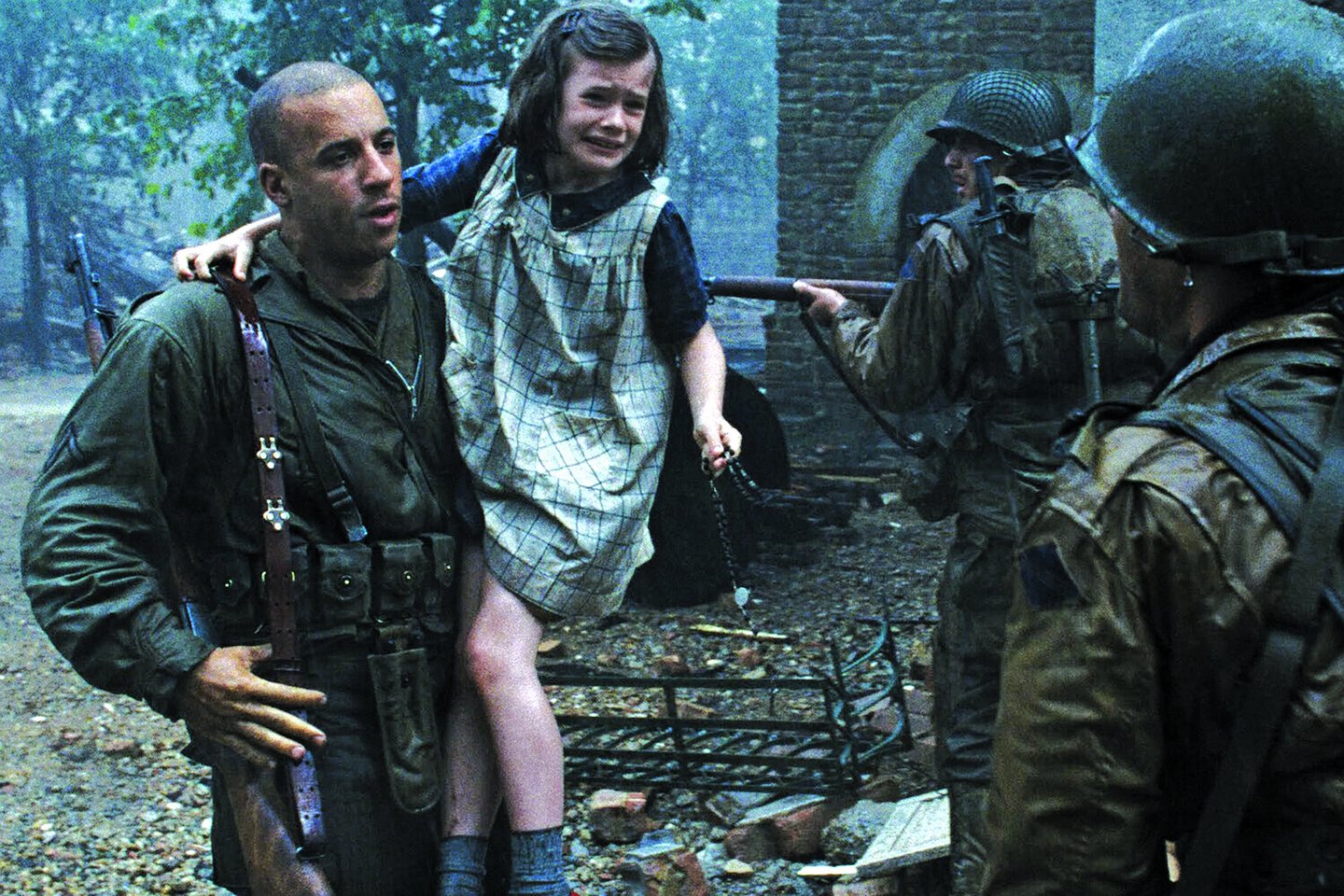  T.Hanksas savo herojaus, kapitono Džono Milerio, įvaizdžiui suteikė ir kariško brutalumo, ir žmogiškojo pažeidžiamumo.<br>Kadras iš filmo