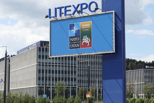  Penktadienis prie „Litexpo“, kur vyks NATO viršūnių susitikimas.<br> R.Danisevičiaus nuotr.
