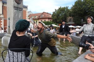 Klaipėdos tarptautiniame gatvių teatro festivalyje „Šermukšnis“ artistai šėlsta išvien su žiūrovais