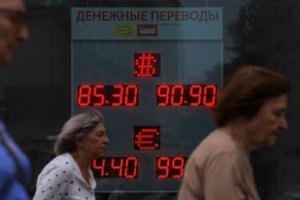 Drastiškai smunka rublio kursas: tam įtakos turi keli veiksniai, bet vienas – lemiamas