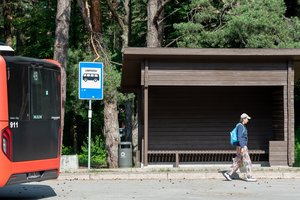 Kova dėl autobusų primena mūšį: vieni nespėja atvykti į darbą, o kitiems – per anksti