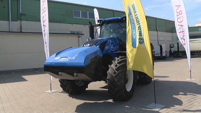 Pristatytas pirmasis šalyje biometano dujomis varomas traktorius: įvardijo technikos naudą