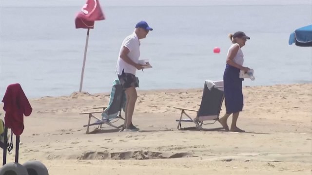 Prieš NATO viršūnių susitikimą užfiksavo poilsiaujantį J. Bideną – su žmona popietę praleido paplūdimyje