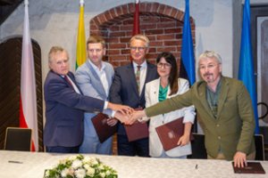 Jubiliejinėje Latvijos dainų šventėje skambėjo ir įsipareigojimai padėti išsaugoti naikinamą Ukrainos kultūros paveldą