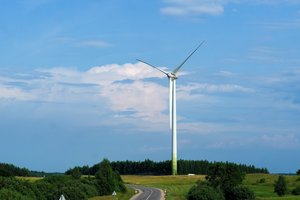 Vėjui papūtus elektros kaina sumažėjo beveik ketvirtadaliu