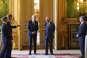 Prieš vizitą į Lietuvą – J.Bideno susitikimas su karaliumi Karoliu III