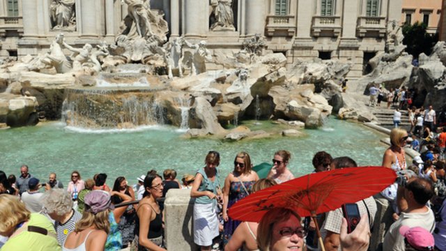 Italams ir turistams tenka ieškoti išradingų būdų, kaip atsivėsinti – šalį pasiekė karščio banga