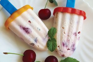 Varškės ledai su trešnėmis: receptas, kurį rekomenduoja V. Kurpienė