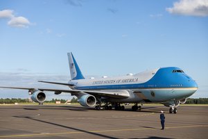 Vilniuje nusileido J. Bideno lėktuvas „Air Force One“ – trijų aukštų skrajojanti tvirtovė