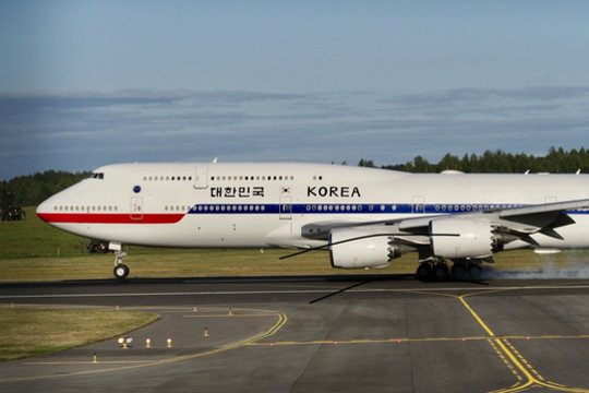 Vilniaus oro uoste nusileido Pietų Korėjos prezidento lėktuvas.<br>V.Ščiavinsko nuotr.