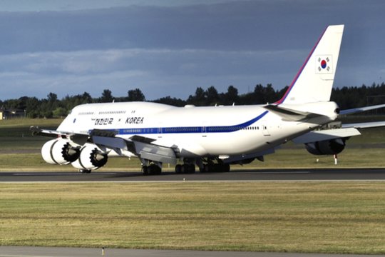 Vilniaus oro uoste nusileido Pietų Korėjos prezidento lėktuvas.<br>V.Ščiavinsko nuotr.
