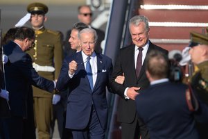 Istorinė akimirka! Į Lietuvą atvykęs JAV prezidentas Joe Bidenas bendravo su žmonėmis, fotografavosi