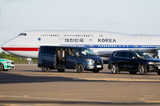 Vilniaus oro uoste nusileido Pietų Korėjos prezidento lėktuvas.<br>ELTA/Ž.Gedvilos nuotr.