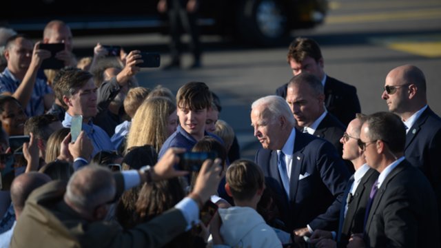 Akimirkos iš J. Bideno atvykimo į Vilnių: JAV prezidentas bendravo ir fotografavosi su žmonėmis