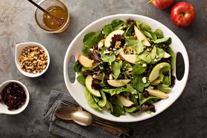 Salotos su obuoliais ir vynuogėmis: šiam receptui – daugiau nei 100 metų, bet jis populiarus iki šiol